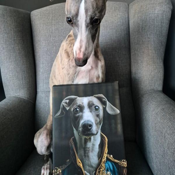 Whippet assis derrière son portrait imprimé